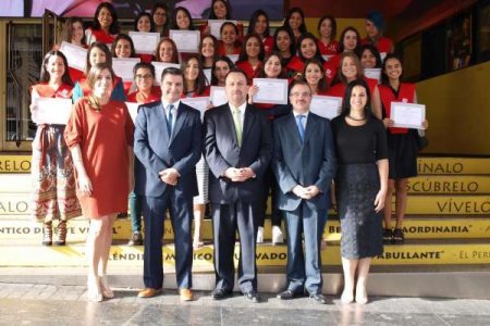 Entrega de diplomas a alumnos de la UPC de Lima