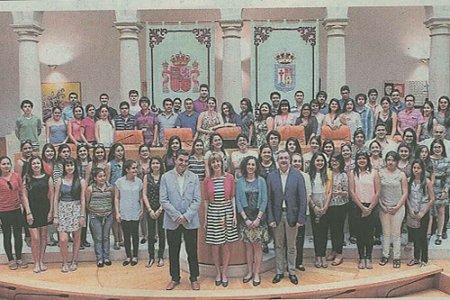 La Presidenta del Parlamento de La Rioja recibe a estudiantes peruanos